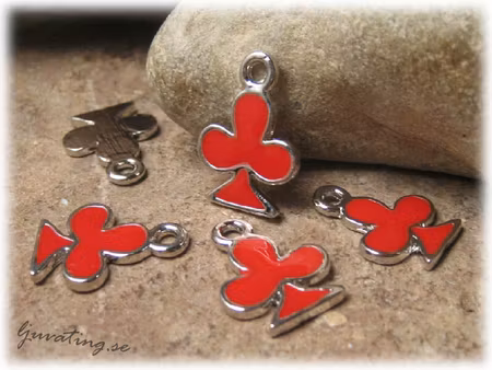 Berlock i metall röd klöver ca 19x15 mm