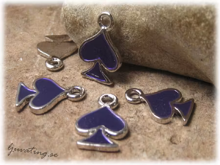 Berlock i metall lila spader ca 19x15 mm