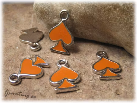 Berlock i metall orange spader ca 19x15 mm