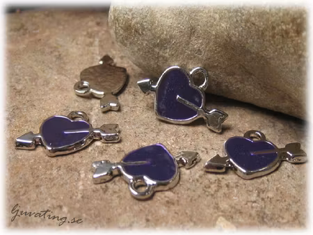 Berlock i metall lila hjärta med pil ca 21x13 mm