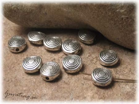 Platt rund i metall ringmönster 10-pack ca 8 mm