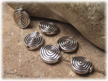 Platt rund i metall spiral mönster 10-pack ca 11 mm