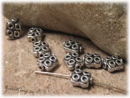 Kvadrat metall med ringmönster 10-pack ca 9x8 mm