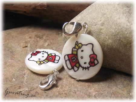 Berlock snäckskal coin Kitty med röd kjol ca 20mm