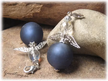Exklusivt hänge mörkblå ängel modell större 54 mm