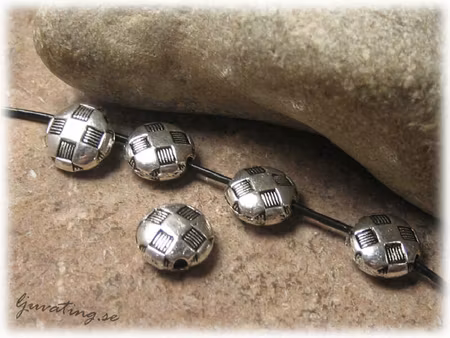 Rund flat metallpärla med mönster 5-pack ca 10 mm