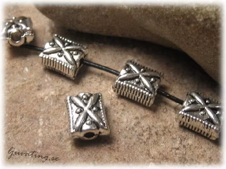 Metallpärla rektangel med mönster 5-pack  ca 11x9 mm