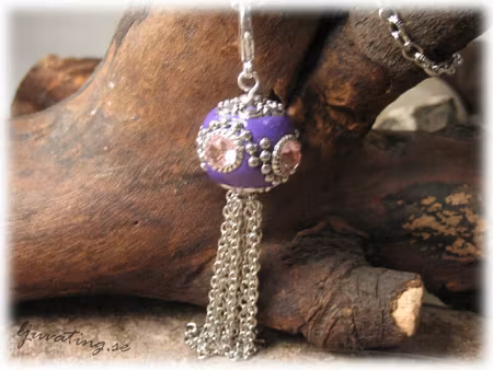 Hänge stor lila pärla med tassel o klolås 80 mm