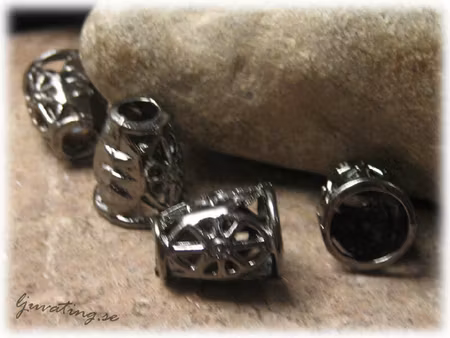 Kon/kåpa svart metall med stort hål ca 13x11 mm