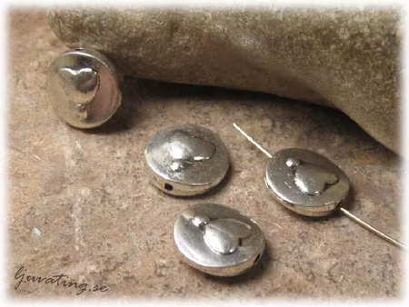 Metallpärla flat rund med hjärta ca 12 mm