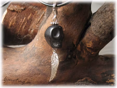 Hänge svart döskalle med vinge och klolås