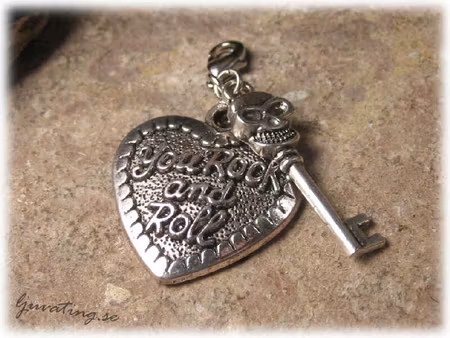 Berlocker döskallenyckel o rockhjärta med klolås
