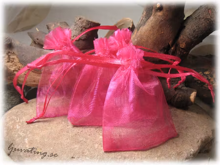 Smyckepåse cerise enfärgad modell mindre ca 9x7 cm