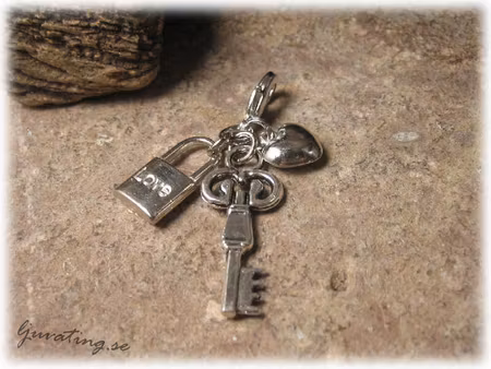 Berlocker hänglås nyckel hjärta med klolås