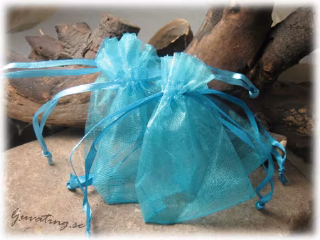 Smyckepåse ljusblå enfärgad modell mindre ca 9x7cm