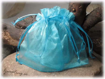 Smyckepåse ljusblå enfärgad ca 12x10 cm