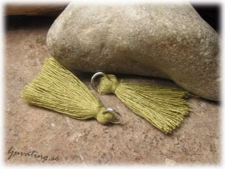 Liten olivgrön tofs tassel med ring ca 32 mm