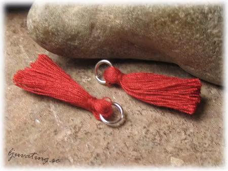 Liten vinröd tofs tassel med ring ca 32 mm