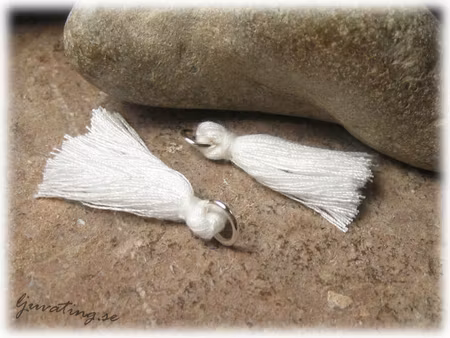 Liten vit tofs tassel med ring ca 32 mm