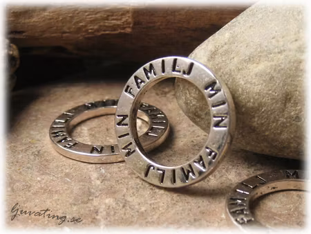 Ring text MIN FAMILJ dubbelsidig text ca 23 mm