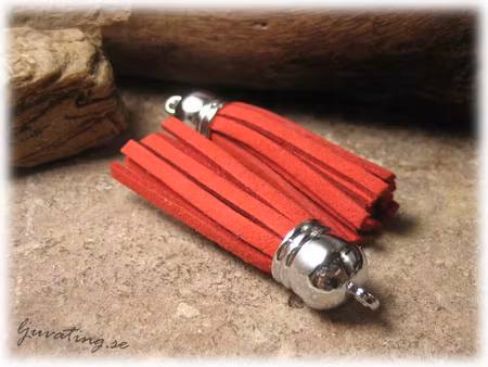 Hänge tofs vinröd mockaimitation ca 60x12 mm