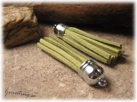 Hänge tofs olivgrön mockaimitation ca 60x12 mm