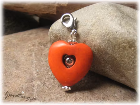 Berlock/hänge hjärta orange howlite med klolås