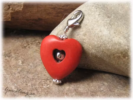 Berlock/hänge hjärta röd howlite med klolås