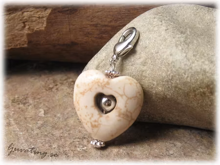 Berlock/hänge hjärta ljus howlite med klolås