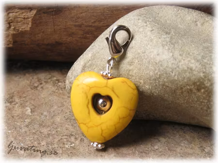Berlock/hänge hjärta gul howlite med klolås