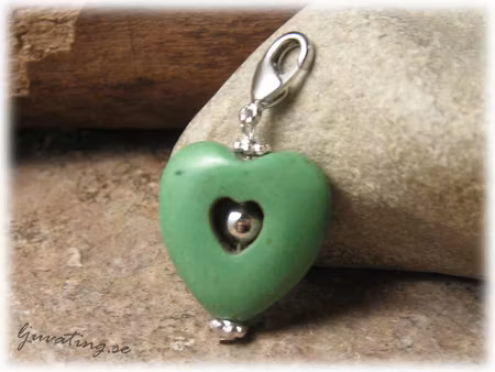 Berlock/hänge hjärta grön howlite med klolås