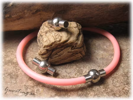 Magnetlås i platinafärgad metall hål ca 4 mm