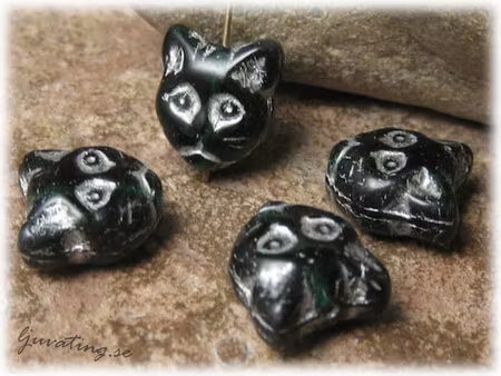 Kattansikte mörkgrön med silverdekor ca 12x12 mm