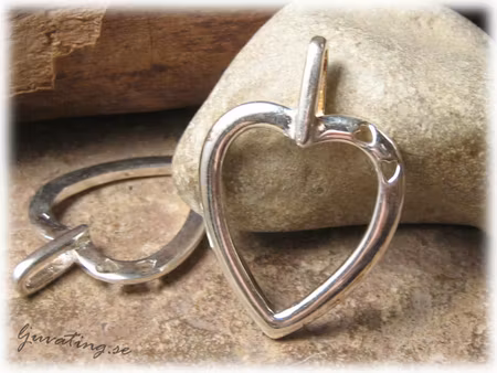 Hänge hjärta i silverpläterad metall ca 40x29 mm