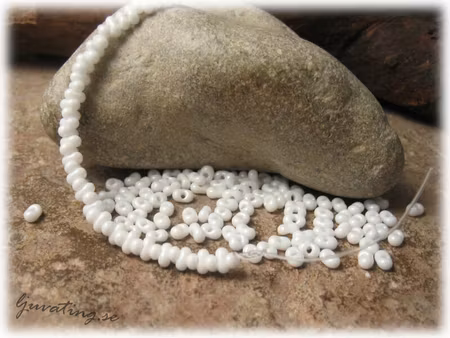 Ceylon vit glansig farfalle pärla ca 4x2 mm