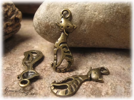 Berlock katt i bronsfärgad metall ca 25x9 mm