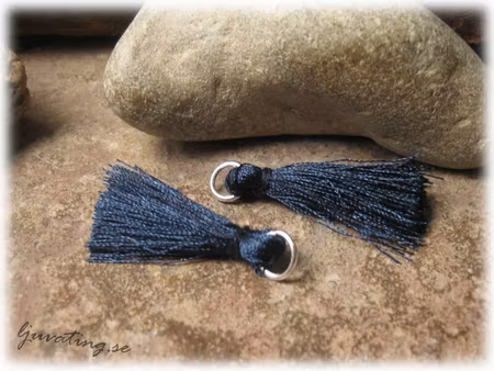 Liten mörkmörk blå tofs tassel med ring ca 32 mm