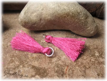 Liten mörk cerise tofs tassel med ring ca 32 mm
