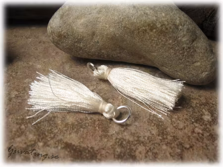 Liten beige antikvit tofs tassel med ring ca 32 mm