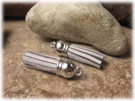 Berlock liten tofs grå mockaimitation ca 35 mm