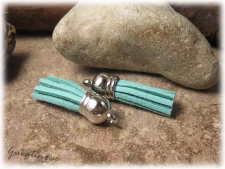 Berlock liten tofs turkosgrön mockaimitation ca 35 mm