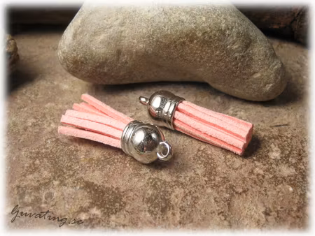 Berlock liten tofs gammelrosa/laxrosa mockaimitation ca 35 mm