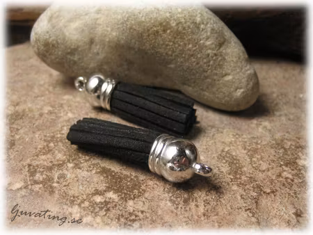 Berlock liten tofs svart mockaimitation ca 35 mm