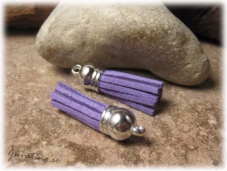 Berlock liten tofs lila mockaimitation ca 35 mm