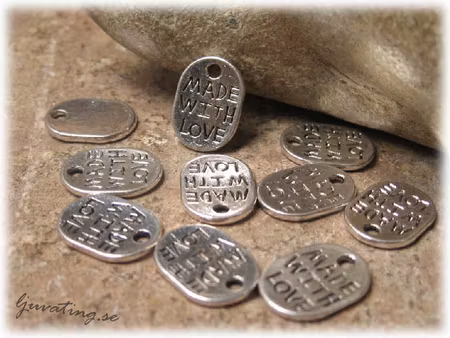 Storpack oval berlock med text Made with love 30-pack ca 11x8 mm