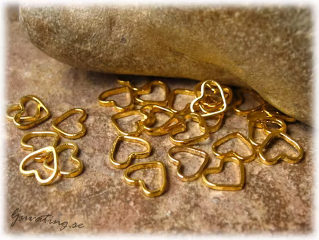 Små slutna hjärtan guldfärgade 20-pack ca 7,5x6,5 mm