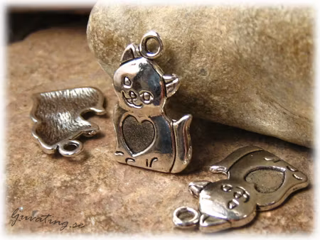 Berlock sittande katt med hjärta på bröstet silverfärgad ca 22x13 mm
