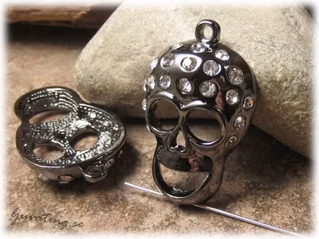 Storpack hänge svart döskalle med rhinestone modell stor 10-pack