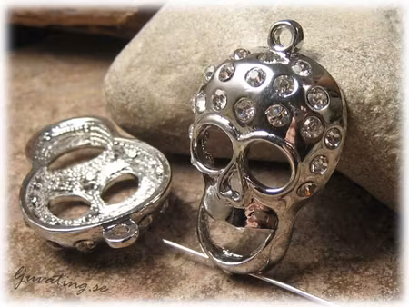 Storpack hänge platinafärgad döskalle med rhinestone modell stor 10-pack