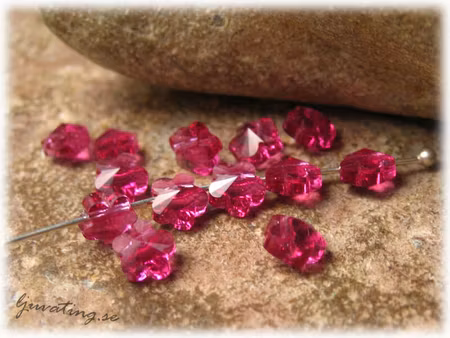 Liten blomma röd fuchsia Swarovski ca 5 mm